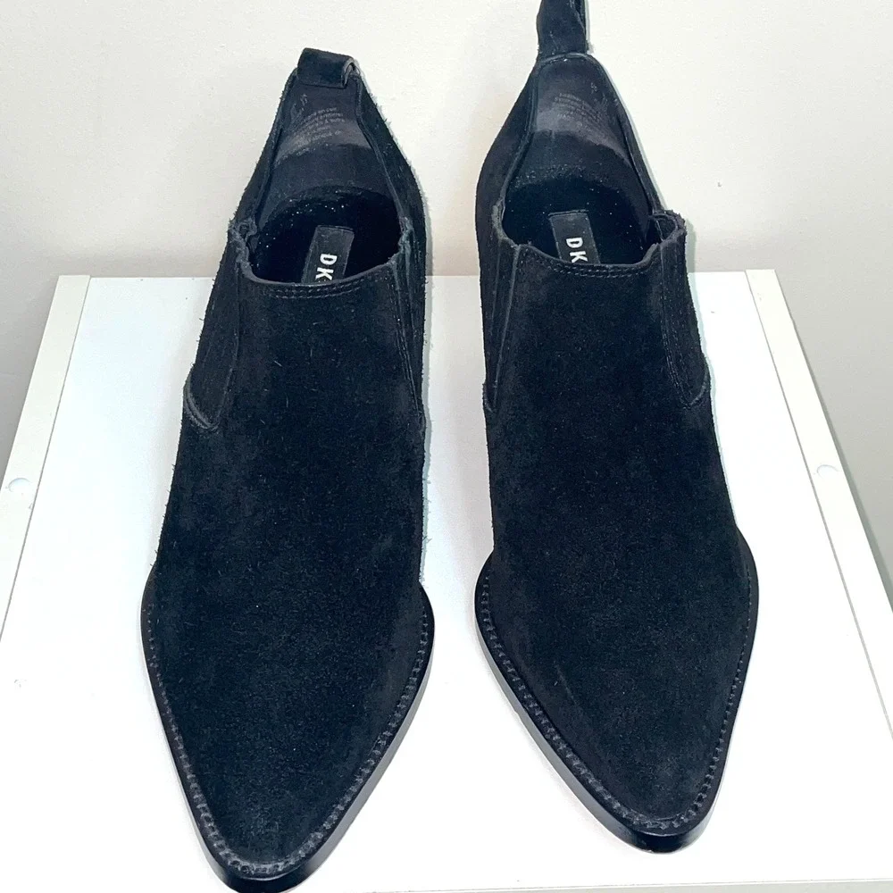 DKNY Black Suede Pointed Toe Western Ankle‎ Booties Block Heel Women's Size 8 - Picture 4 of 8